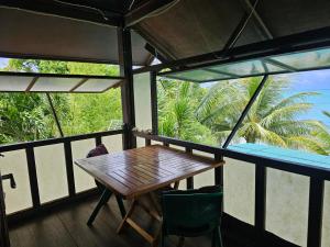 PareaChalet Avea的阳台上的木桌和椅子