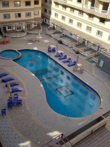 Andalusia Resort - 2 Bedroom Apartment في الغردقة: اطلالة علوية على مسبح كبير في فندق