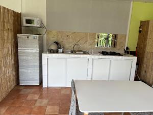 cocina con fregadero y encimera blanca en Casa DeLyZy en Matoury