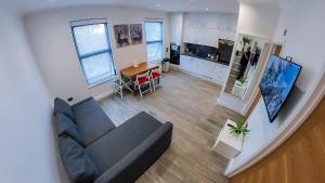 sala de estar con sofá y cocina en Beautiful 1 Bedroom Flat Close to City Centre en Londres