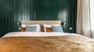 A bed or beds in a room at Hotel Bergidyll - Riders Haven
