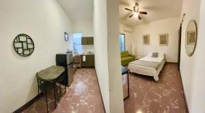 a living room with a room with a bed and a kitchen at DGM Lofts MTY MN 960 E centro cerca de todo in Monterrey