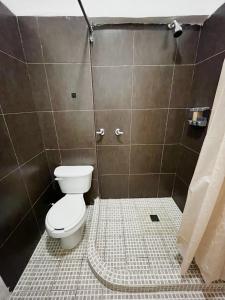 y baño con aseo y ducha. en Confortable Loft MN 960 E Centro Mty cerca de todo, en Monterrey