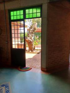 una puerta abierta en un edificio con ventana en Analândia: para dormir e sonhar en Analândia
