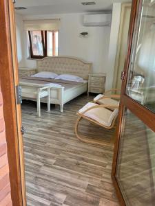 波格拉德茨的住宿－Apartament Pogradeci，一间卧室配有一张床、一张桌子和一面镜子