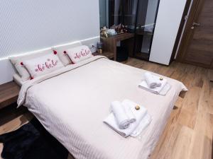 Llit o llits en una habitació de BOROVI PREMIUM wellness&spa