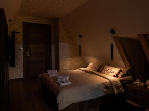 Llit o llits en una habitació de BOROVI PREMIUM wellness&spa