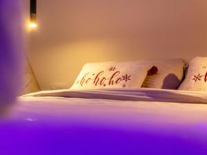 Llit o llits en una habitació de BOROVI PREMIUM wellness&spa