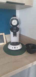 a blender sitting on top of a counter at Charmant logement neuf in Hourtin