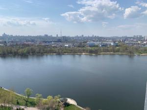 Výhled na řeku, která protéká v blízkosti hotelu