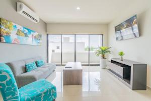 Un lugar para sentarse en Lujoso Condominio Tiburon a 3 Cuadras de la Playa