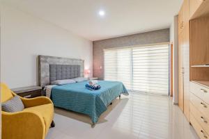 Una cama o camas en una habitación de Lujoso Condominio Tiburon a 3 Cuadras de la Playa