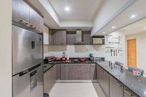 Una cocina o cocineta en Lujoso Condominio Tiburon a 3 Cuadras de la Playa