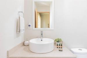 Un baño de Lujoso Condominio Tiburon a 3 Cuadras de la Playa