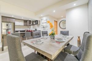 Una cocina o cocineta en Lujoso Condominio Tiburon a 3 Cuadras de la Playa
