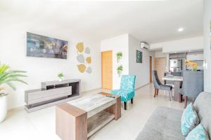 Un lugar para sentarse en Lujoso Condominio Tiburon a 3 Cuadras de la Playa