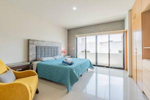 Una cama o camas en una habitación de Lujoso Condominio Tiburon a 3 Cuadras de la Playa