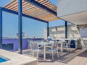 La alberca dentro o cerca de Lujoso Condominio Tiburon a 3 Cuadras de la Playa