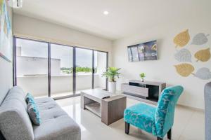 Un lugar para sentarse en Lujoso Condominio Tiburon a 3 Cuadras de la Playa