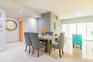Un lugar para sentarse en Lujoso Condominio Tiburon a 3 Cuadras de la Playa