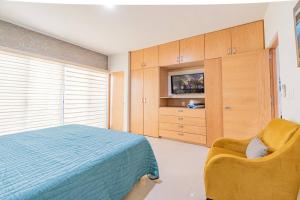 Una televisión o centro de entretenimiento en Lujoso Condominio Tiburon a 3 Cuadras de la Playa