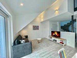 sala de estar con chimenea y escalera en Design meets Style Bodensee mit Homeoffice bis 6 Personen, en Friedrichshafen