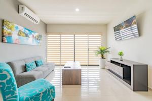 Un lugar para sentarse en Lujoso Condominio Tiburon a 3 Cuadras de la Playa