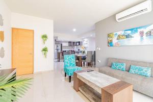 Una cocina o cocineta en Lujoso Condominio Tiburon a 3 Cuadras de la Playa