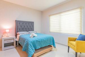 Una cama o camas en una habitación de Lujoso Condominio Tiburon a 3 Cuadras de la Playa