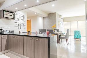 Una cocina o cocineta en Lujoso Condominio Tiburon a 3 Cuadras de la Playa