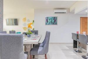 Una televisión o centro de entretenimiento en Lujoso Condominio Tiburon a 3 Cuadras de la Playa