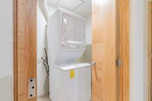 Un baño de Lujoso Condominio Tiburon a 3 Cuadras de la Playa
