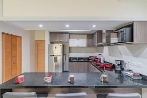 Una cocina o cocineta en Lujoso Condominio Tiburon a 3 Cuadras de la Playa