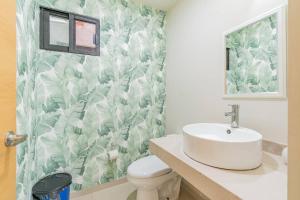 Un baño de Lujoso Condominio Tiburon a 3 Cuadras de la Playa