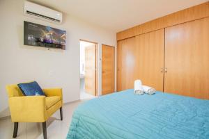 Una cama o camas en una habitación de Lujoso Condominio Tiburon a 3 Cuadras de la Playa