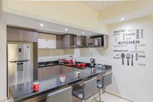 Una cocina o cocineta en Lujoso Condominio Tiburon a 3 Cuadras de la Playa
