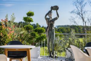 een standbeeld van een vrouw die een bal vasthoudt bij living TIMELESS- Design Apartment Bodensee- Friedrichshafen in Friedrichshafen