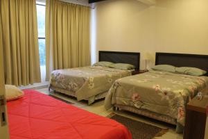 Cette chambre comprend 2 lits et une fenêtre. dans l'établissement AP 30- Apart OH, à Ciudad del Este