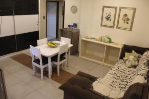 - un salon avec une table et un canapé dans l'établissement AP 30- Apart OH, à Ciudad del Este