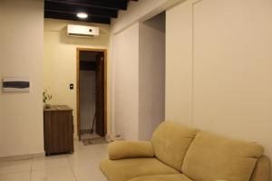 - un salon avec un canapé et un couloir dans l'établissement AP 30- Apart OH, à Ciudad del Este