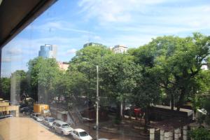 Una vista de una ciudad con coches aparcados en una calle. en AP 30- Apart OH, en Ciudad del Este