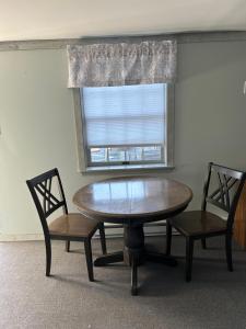 una mesa y dos sillas frente a una ventana en Boulevard Motel, en Marmora