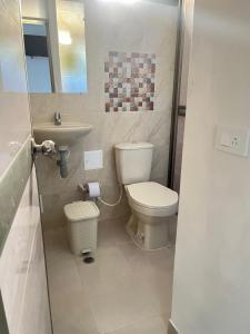 een badkamer met een toilet en een wastafel bij Hotel Luxury Plaza in San Jacinto