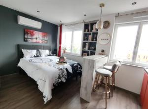 1 dormitorio con 1 cama, mesa y sillas en Your hidden charm by Paris, en Le Kremlin-Bicêtre
