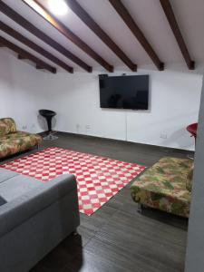 ein Wohnzimmer mit Couch und Flachbildfernseher in der Unterkunft FINCA VILLA BLANCA in Termales