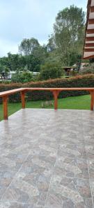 eine Holzbank auf einer Terrasse in der Unterkunft FINCA VILLA BLANCA in Termales