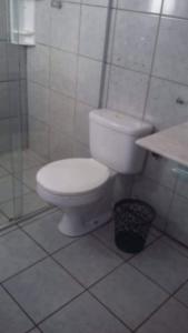 La salle de bains est pourvue de toilettes blanches et d'un lavabo. dans l'établissement Pousada Hostel Villa Bella Mar, à Natal