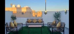 فيلا ساره في المدينة المنورة: مجموعة من الكراسي والطاولات على الشرفة
