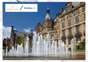 una fuente de agua frente a un edificio en Northfield Luxury Apartment en Walkly