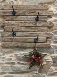 a wall with a christmas wreath on it at TraviesaBetanzos in Betanzos